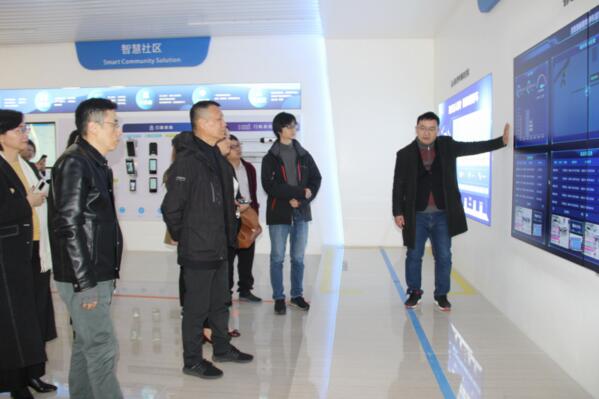 软件开发部部长万绍华向通信学会领导及企业家等领导一行详细介绍了百胜基于出入口人车智慧管理的系统解决方案