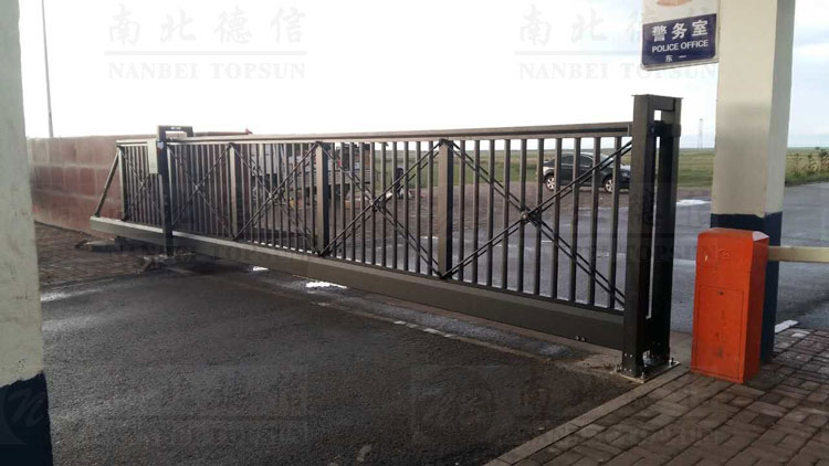 南北德信悬浮门安装在集安市合泰机电贸易有限公司大门口
