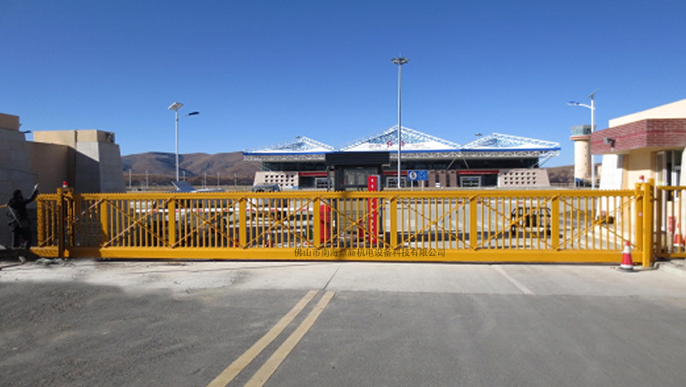 四川阿坝州红原机场选用南北德信悬浮门是明智之举