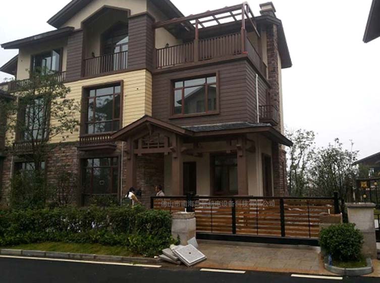 喜报南北德信悬浮门安装在咸宁碧桂园温泉别墅大门口
