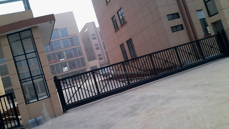南北德信悬浮门在金华鼎杰服饰有限公司的高效应用