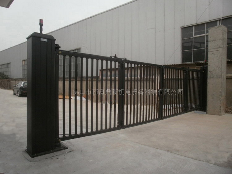 祝贺南北德信悬浮门闪亮在江苏靖江三鹏模具制造有限公司大门口