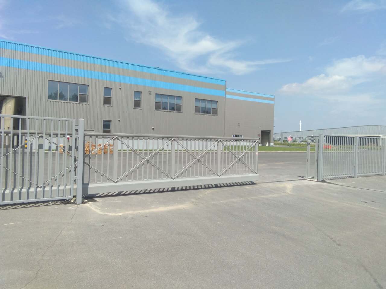南北德信悬浮门顺利进驻欧福科技（沈阳）有限公司大门口