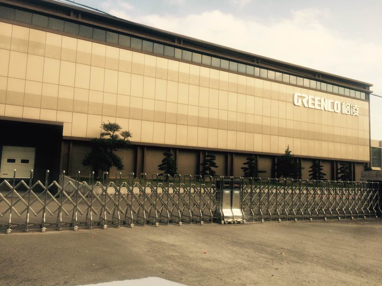 浙江台州格凌实业成功安装南北德信对开伸缩门