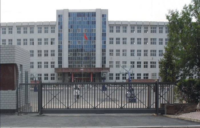 长春市第一五三中学选用南北德信悬浮折叠门是明智之举