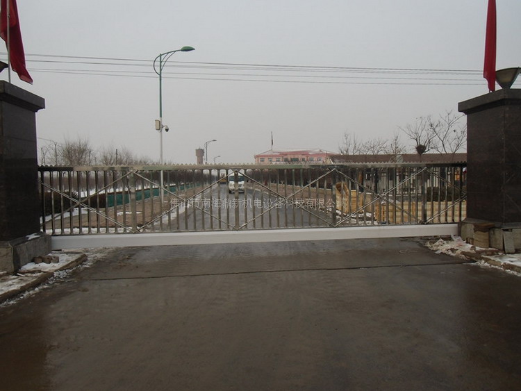 天津源泉市政工程有限公司智能无轨悬浮门工程案例 - 中出网-智能出入口门户