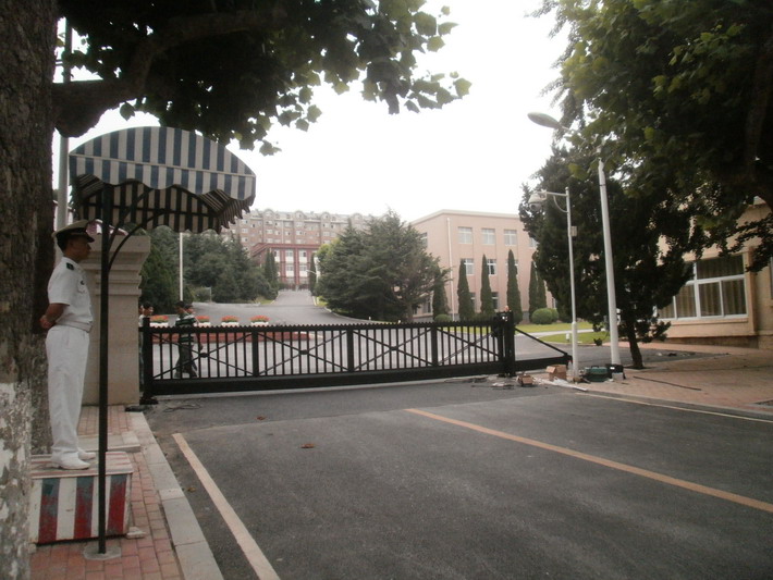 大连海军大连舰艇学院2号门智能无轨悬浮门工程案例 - 中出网-智能出入口门户