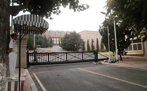 大连海军大连舰艇学院2号门智能无轨悬浮门工程案例 - 中出网-智能出入口与停车充电门户