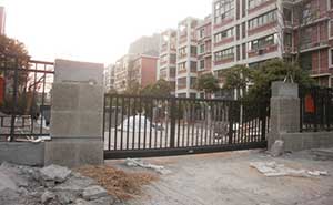 浙江余姚东第名苑智能无轨悬浮门工程案例 - 中出网-智能出入口与停车充电门户