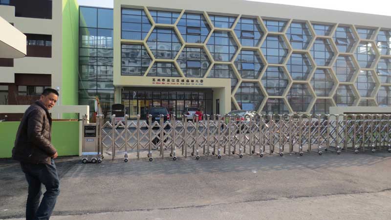 苏州市吴江区横扇幼儿园-雄鹰B智能安全伸缩平移门工程案例 - 中出网-智能出入口与停车充电门户