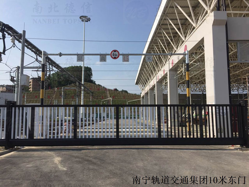 南宁轨道交通集团10米东门（1）智能安全伸缩平移门工程案例 - 中出网-智能出入口与停车充电门户