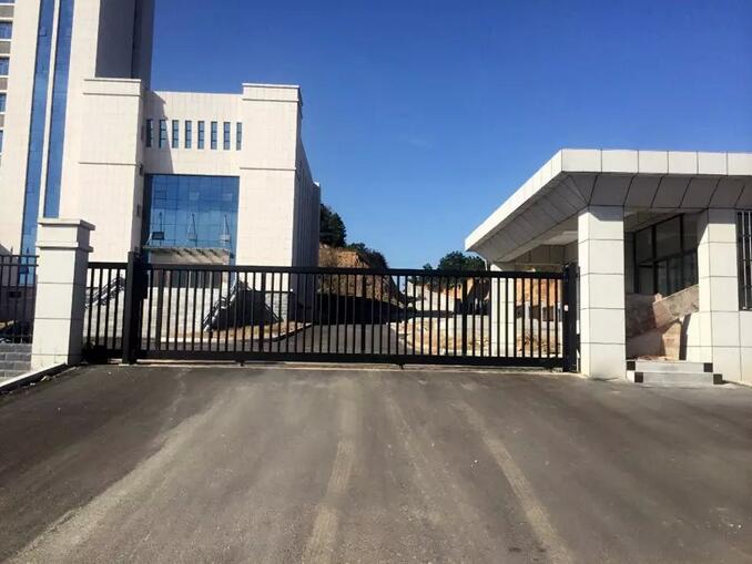 湖北红安县法院安宝T智能安全伸缩平移门工程案例 - 中出网-智能出入口与停车充电门户