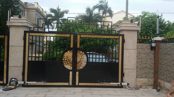 百胜平开门机成功安装于某高档花园别墅 - 中出网-智能出入口与停车充电门户