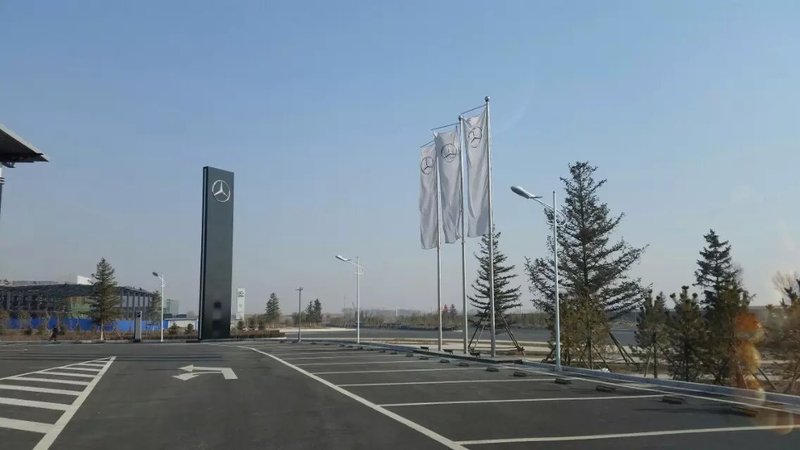 呼和浩特市奔驰4S店三根不锈钢锥形旗杆案例