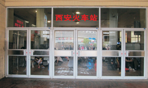 西安火车站肯德基门案例 - 中出网-智能出入口与停车充电门户