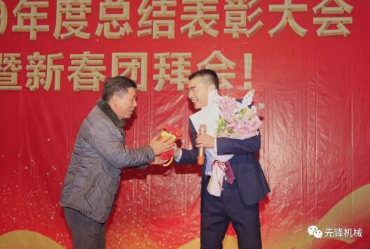 来自六分厂男高音冯云龙的独唱《长江之歌》