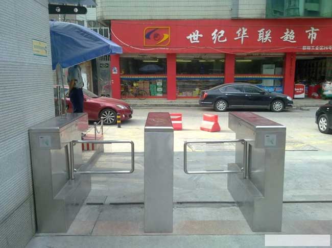 温州黎明工业区26号对面世纪华联超市通道闸案例 - 中出网-智能出入口与停车充电门户