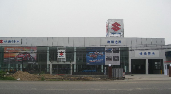 南阳达源长安铃木4S店伸缩门案例 - 中出网-智能出入口与停车充电门户