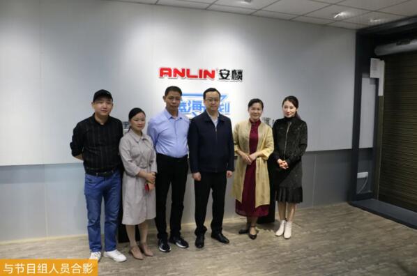 与节目组人员合影