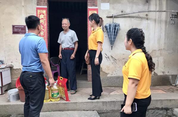 安麟公司重阳节慰问贫困老人