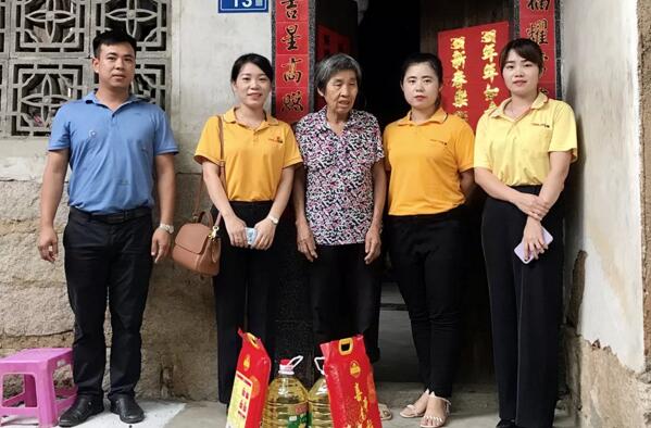 安麟公司重阳节慰问贫困老人