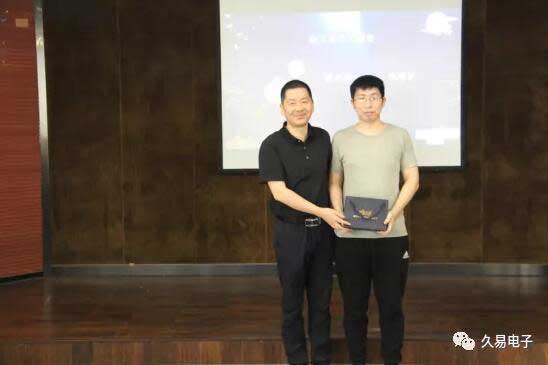 满5年员工颁发纪念礼物