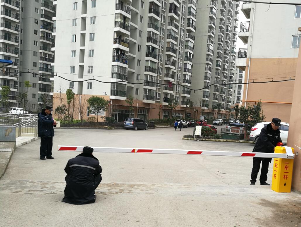 贵阳观山湖区金阳保障房电动花杆道闸案例 - 中出网-智能出入口与停车充电门户