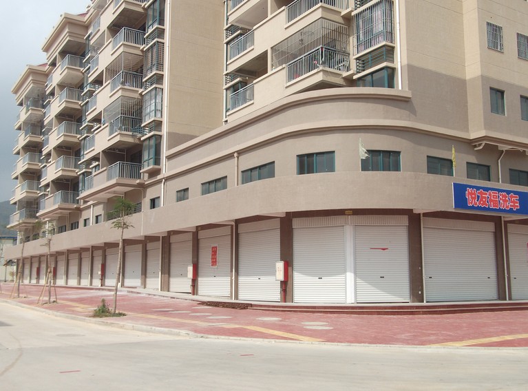 漳州市常山君越花园卷帘门案例 - 中出网-智能出入口与停车充电门户