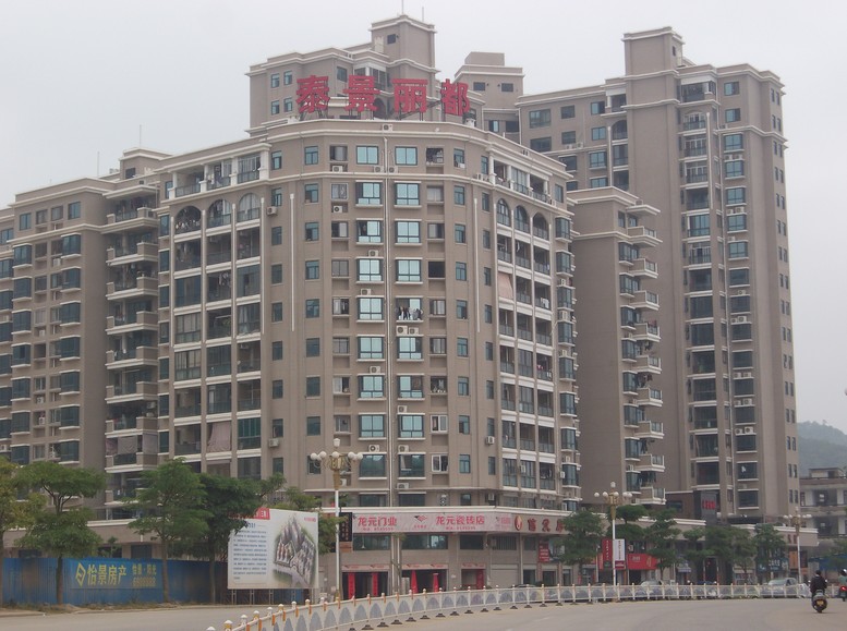 云霄泰景丽都卷帘门案例 - 中出网-智能出入口与停车充电门户