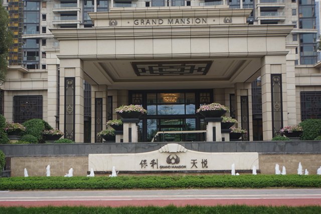 广州保利天悦护栏工程案例 - 中出网-智能出入口与停车充电门户