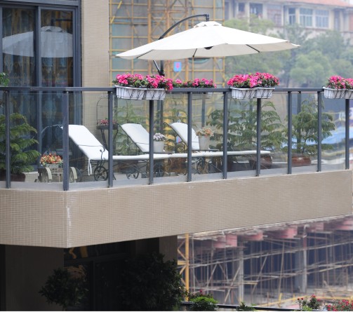 汇金国际一期 阳台护栏工程案例 - 中出网-智能出入口与停车充电门户