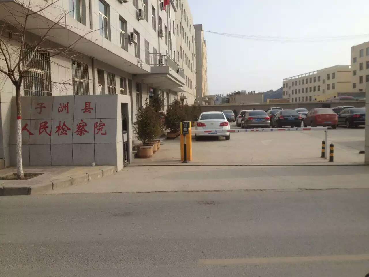 榆林子州县人民检察院道闸案例 - 中出网-智能出入口与停车充电门户