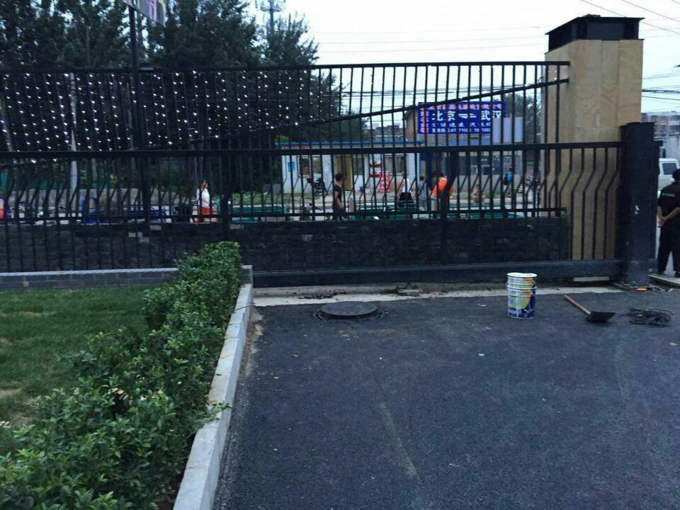 北京宝苑国际购物中心C悬浮门工程案例 - 中出网-智能出入口与停车充电门户