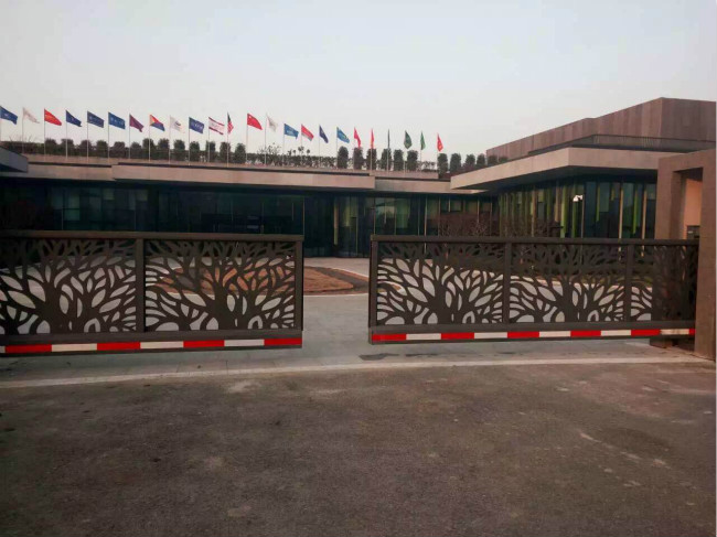 江苏无锡CM760对开悬浮门工程案例 - 中出网-智能出入口与停车充电门户