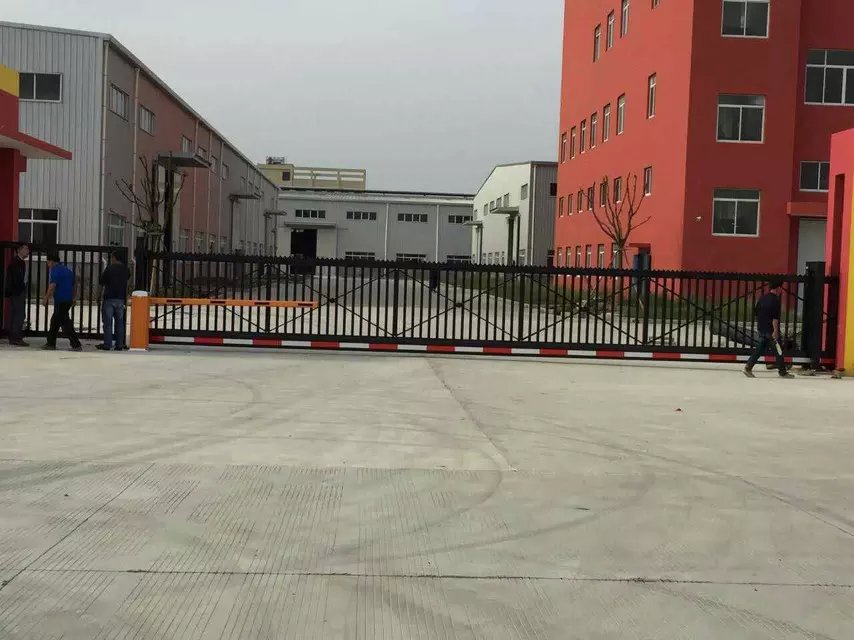 平湖广奕五金锁具有限公司悬浮门工程案例 - 中出网-智能出入口与停车充电门户