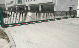 长春CM735不锈钢304 27米超长悬浮门工程案例