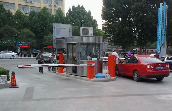 第一人民医院西门停车场系统案例 - 中出网-智能出入口与停车充电门户