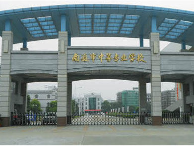 南通市中等专业学校伸缩门案例 - 中出网-智能出入口与停车充电门户