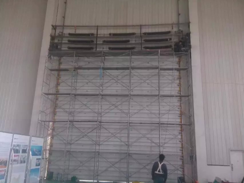 大型垂直提升门