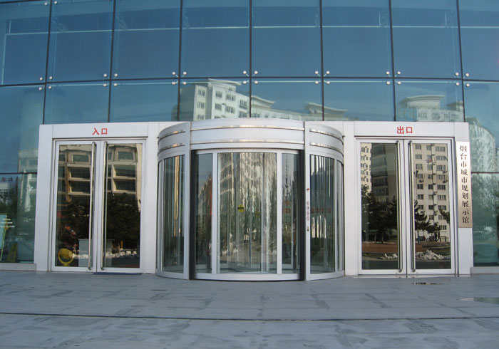 山东烟台市城市规划展览馆旋转门工程案例 - 中出网-智能出入口与停车充电门户