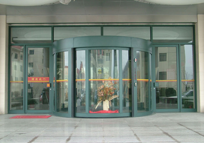 上海华美达广场大酒店旋转门工程案例 - 中出网-智能出入口门户