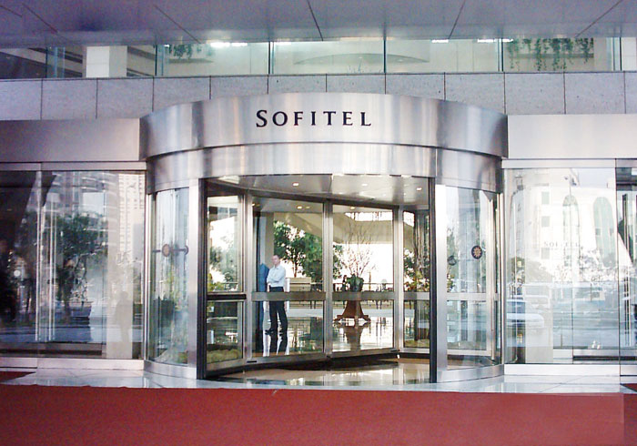 上海索菲特酒店旋转门工程案例 - 中出网-智能出入口与停车充电门户