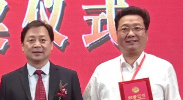 商务部机关事务管理局王霄先生为卓奥世鹏颁发了奖项