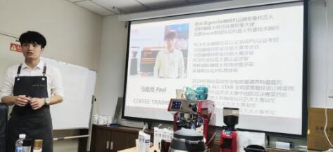 阳光帅气的咖啡师