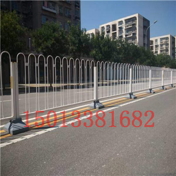 马路中间防爬护栏 清远市政交通白色栏杆批发厂家
