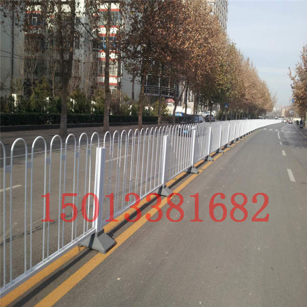 防爬穿插式道路护栏定做 广州白色实心钢乙型护栏