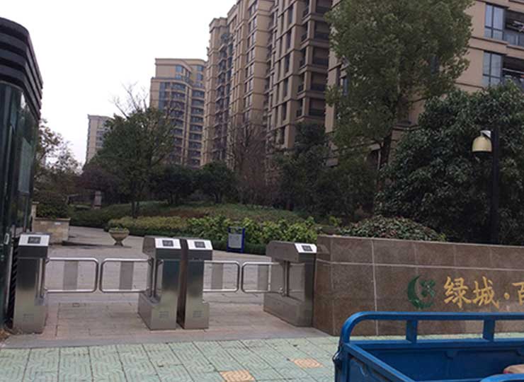 某高档小区侧门入口斜角摆闸通道闸案例 - 中出网-智能出入口门户