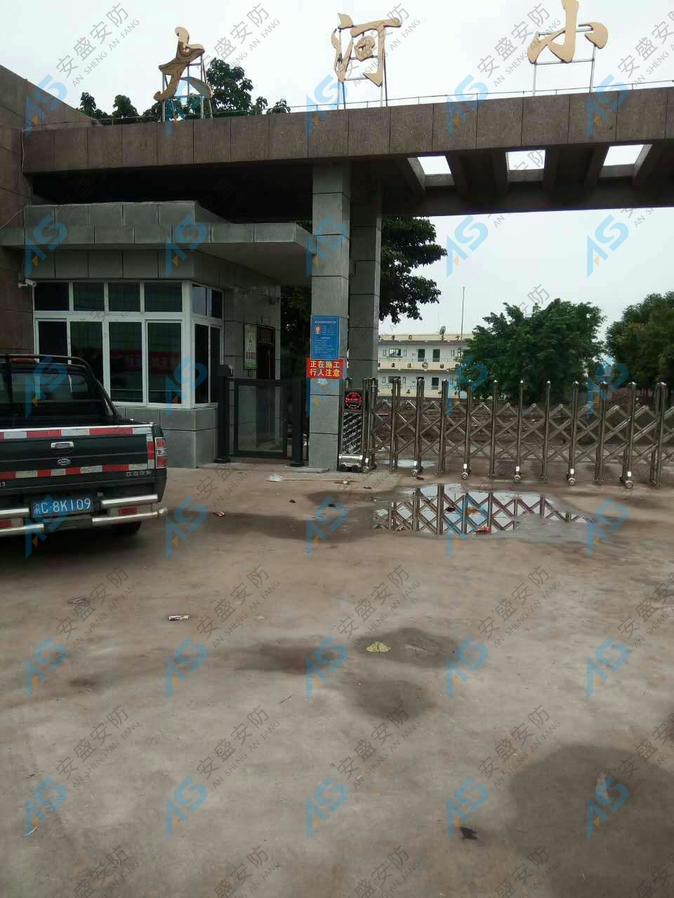 大河小学广告门案例 - 中出网-智能出入口与停车充电门户