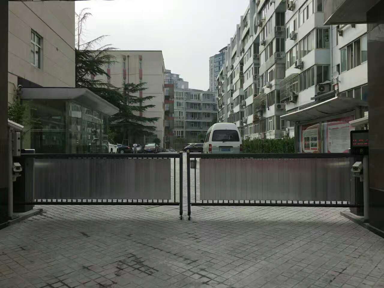 国家测绘局广告道闸车牌识别系统案例 - 中出网-智能出入口与停车充电门户