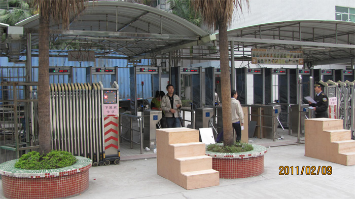 深圳平湖电子厂 立式三辊闸 金属检测门案例 - 中出网-智能出入口与停车充电门户